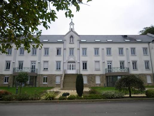 Équipe de Congrégation des Filles de Jésus de Kermaria au travail
