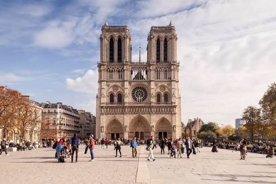 Équipe de Association Diocésaine de Paris au travail